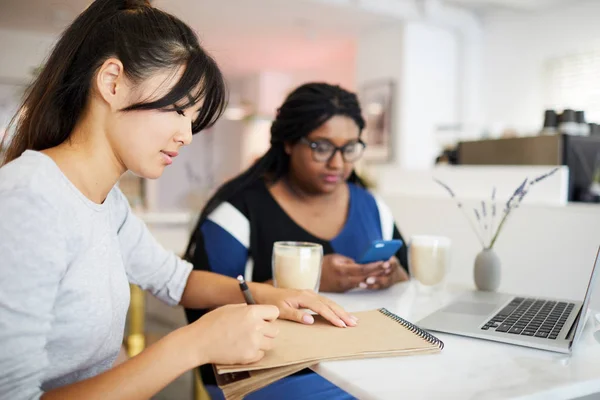 Två Kvinnliga Studenter Som Sitter Vid Bordet Kaféet Har Drycker — Stockfoto