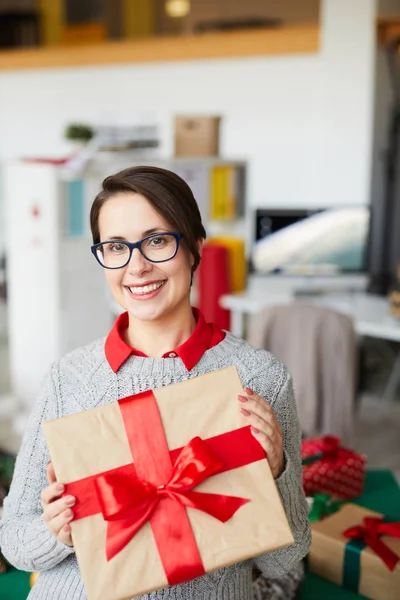 Jong Glimlachen Vrouw Met Verpakt Doos Gebonden Met Zijde Rood — Stockfoto