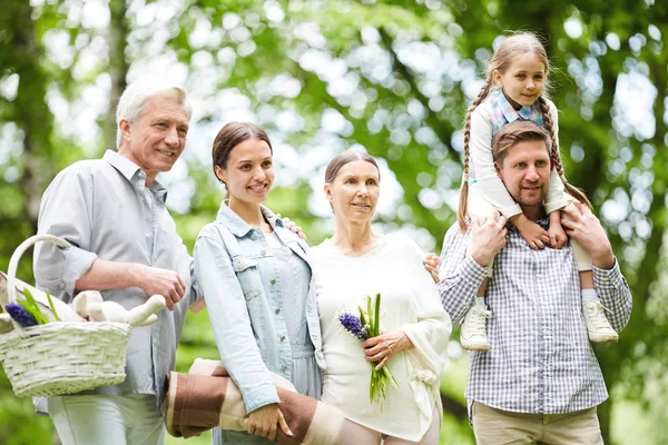 Família Consorciada Casualwear Indo Para Piquenique Ambiente Natural — Fotografia de Stock