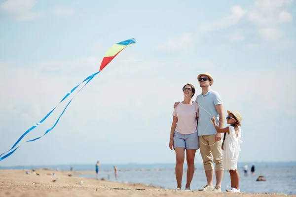 Full Length Portrait Happy Family Flying Kite While Standing Water — Stock Photo, Image