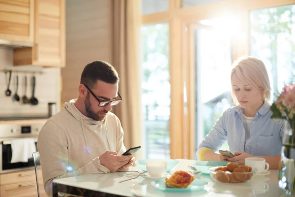 Joven Pareja Caucásica Sentada Mesa Cocina Revisando Las Redes Sociales — Foto de Stock