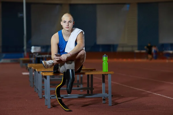 Desativar Jovem Activewear Sentado Banco Estádio Usando Smartphone Após Treinamento — Fotografia de Stock