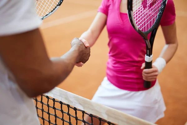 Молодая Спортсменка Теннисной Ракеткой Пожимает Руку Своей Подруге Сетке — стоковое фото