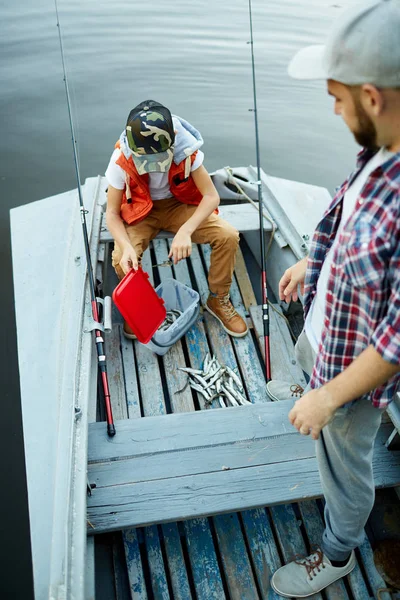 Young Man Standing Boat While His Son Looking Fresh Anchovies — Stock Photo, Image