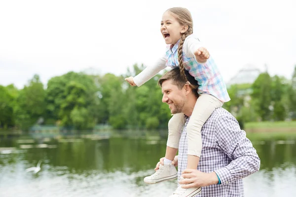 Ekstatisches Kleines Mädchen Auf Den Schultern Ihres Vaters Das Die — Stockfoto