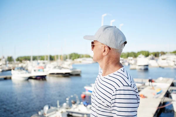 Pensive Dromerige Volwassen Man Cap Zonnebril Vakantie Kijken Naar Zeilboten — Stockfoto