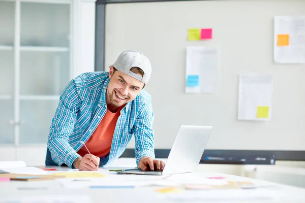 Alegre Animado Jovem Especialista Marketing Masculino Cap Usando Laptop Fazer — Fotografia de Stock