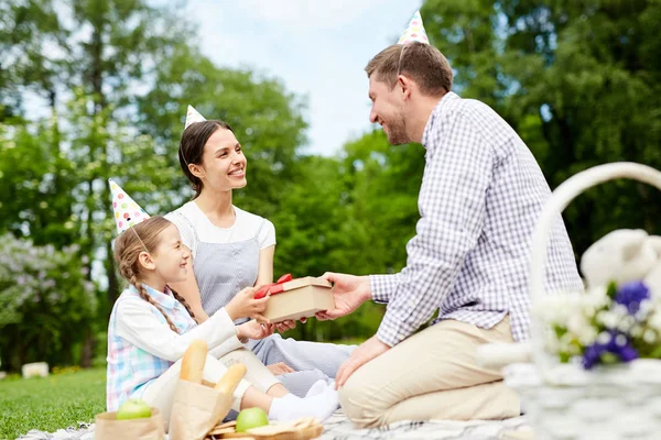 Mutlu Küçük Kız Yaz Günü Doğum Günü Piknik Sırasında Babasının — Stok fotoğraf