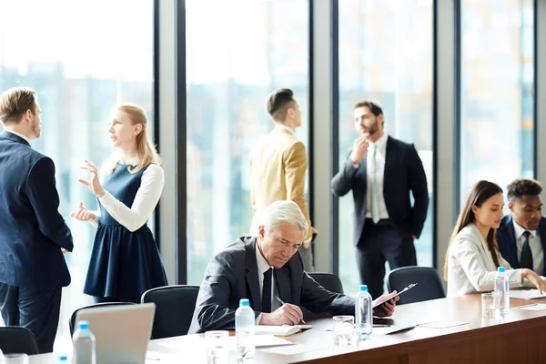 Participantes Negócios Esperando Iniciar Conferência Empresário Sênior Fazendo Anotações Diário — Fotografia de Stock