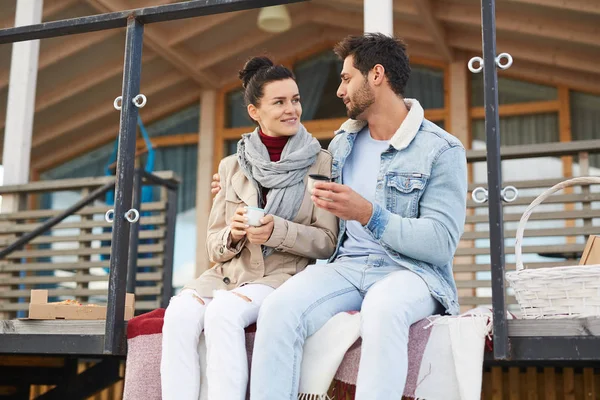 Sonriendo Hermosa Pareja Joven Enamorada Sentada Porche Casa Moderna Mirándose —  Fotos de Stock