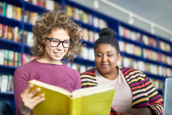 Positiv Selbstbewusste Junge Multiethnische Studenten Lernen Gemeinsam Buch Fröhliche Mädchen — Stockfoto