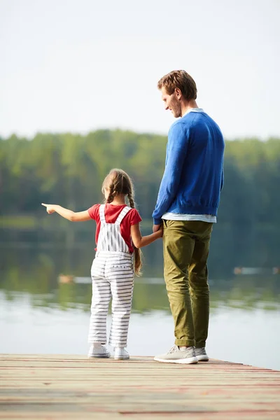 Rückansicht Eines Jungen Mannes Und Seiner Tochter Die Sich Den — Stockfoto