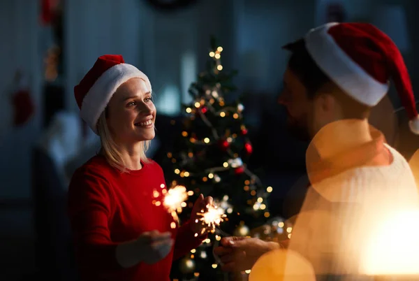 Romantisches Paar Weihnachtsmützen Feiert Weihnachten Gemeinsam Geschmückten Tannenbaum — Stockfoto