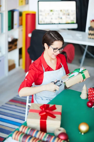 Young Designer Cutting Edge Decorative Ribbon Top Giftbox Packing One — Stock Photo, Image