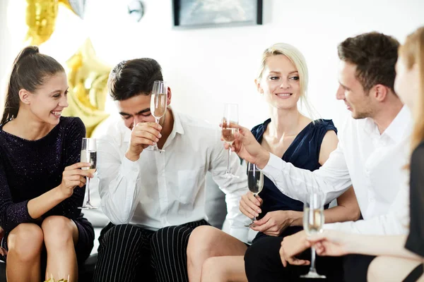 Группа Друзей Шампанским Веселятся Парнем Смеющимся Над — стоковое фото