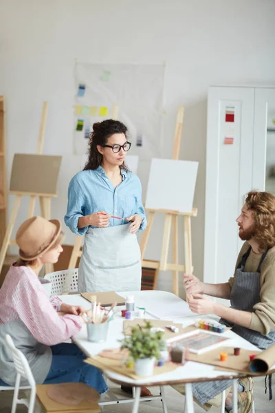 Uno Los Estudiantes Preguntando Joven Entrenador Pintura Sobre Las Últimas — Foto de Stock