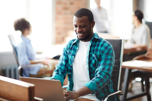 Africano Sonriente Hombre Negocios Con Ropa Casual Sentado Lugar Trabajo —  Fotos de Stock