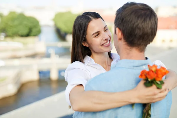 Glimlachend Aanhankelijk Meisje Zoek Met Liefde Vriendje Knuffelen Hem Terwijl — Stockfoto