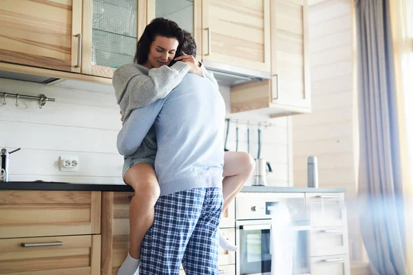 Conteúdo Amantes Sensuais Roupas Casuais Abraçando Cozinha Doméstica Jovem Mulher — Fotografia de Stock
