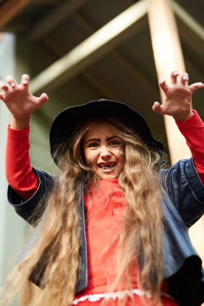 Liten Flicka Med Långt Brunt Hår Gör Katt Klor Gest — Stockfoto