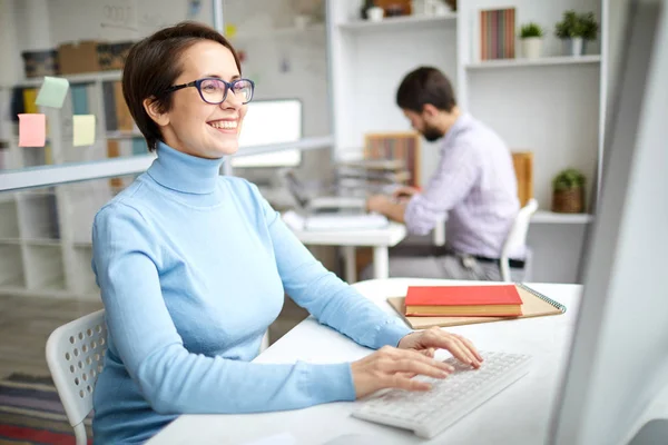 Empleado Alegre Jersey Casual Sentado Frente Computadora Escribiendo Riendo Algo —  Fotos de Stock