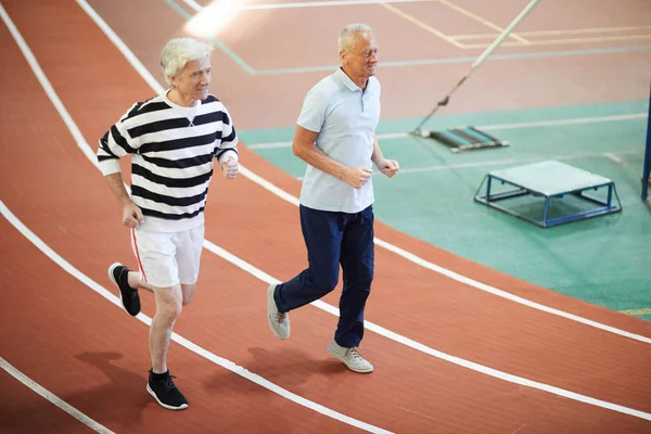 Zwei Aktive Senioren Sprinter Beim Joggen Modernem Stadion — Stockfoto