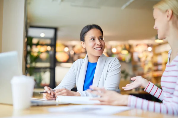 Lycklig Affärskvinna Som Tittar Sin Kollega Mötet Eller Kaffe Break — Stockfoto