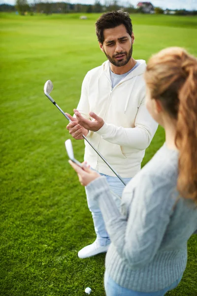 Confident Young Golfer Club Explaining Female How Choose Right Place — Stock Photo, Image