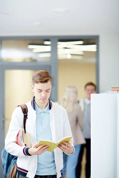 Cara Sério Com Livro Aberto Lendo Biblioteca Faculdade Enquanto Prepara — Fotografia de Stock