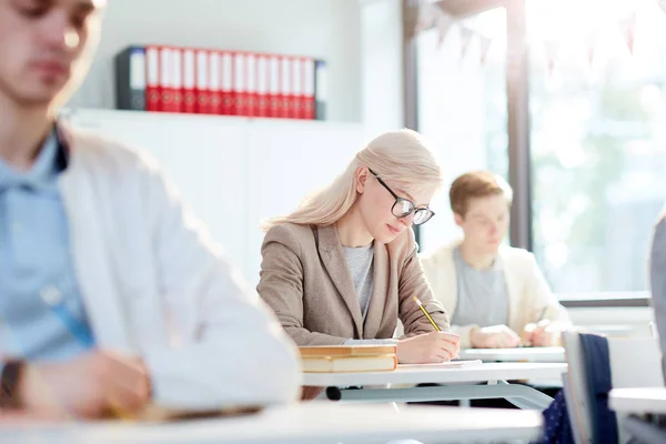 Menina Diligente Seus Colegas Grupo Escrevendo Teste Enquanto Sentado Por — Fotografia de Stock