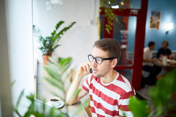 Współczesny Biznesmen Rozmawia Przez Telefon Komórkowy Siedząc Przed Oknem Kawiarni — Zdjęcie stockowe