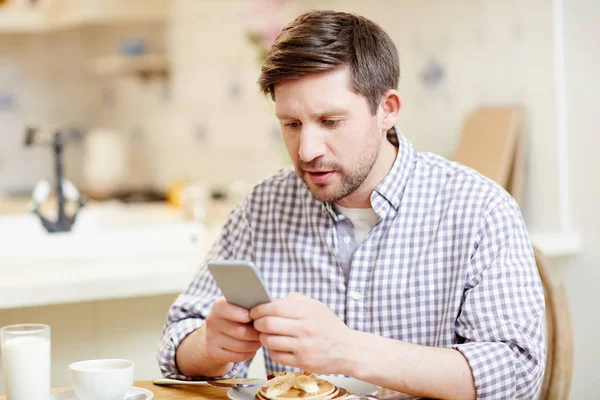 Serieuze Geconcentreerde Knappe Jongeman Met Stoppels Die Smartphone Gebruiken Sms — Stockfoto