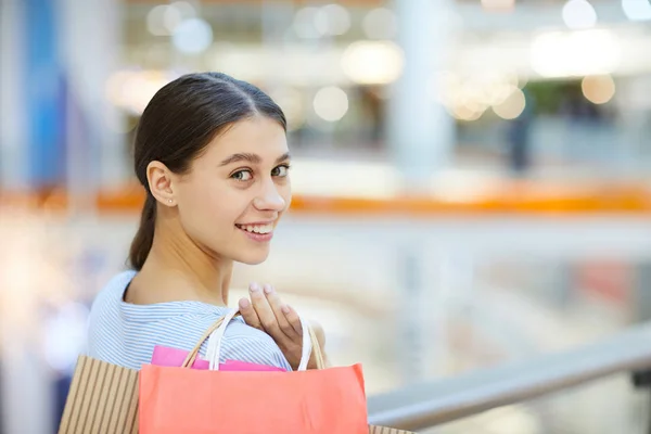 Leuke Aantrekkelijke Shopper Met Tassen Zoek Naar Jou Terwijl Vooruitbrengt — Stockfoto