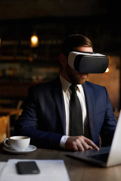 Realidade Virtual Negócios Homem Negócios Barbudo Concentrado Sério Óculos Usando — Fotografia de Stock
