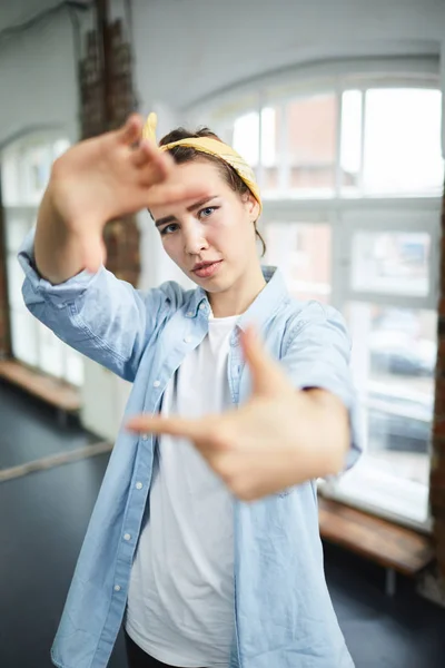 Ung Kvinna Aktiva Kläder Gör Ram För Händer Medan Tittar — Stockfoto