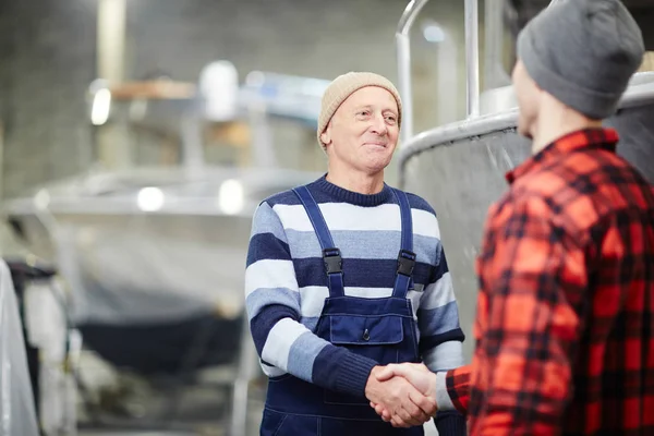 Mature Engineer Shaking Hand Young Colleague Discussing Some Details Teamwork — Stock Photo, Image