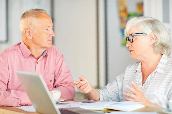 Deux Économistes Matures Aux Cheveux Gris Discutant Quelques Moments Travail — Photo