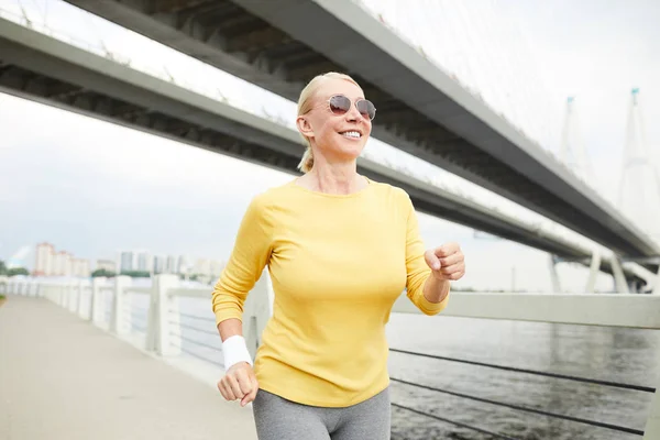 Smiling Aged Sportswoman Activewear Running Riverside Morning — Stock Photo, Image
