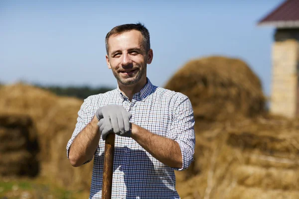 Agricultor Masculino Alegre Luvas Roupas Trabalho Que Trabalham Kettlefarm Dia — Fotografia de Stock