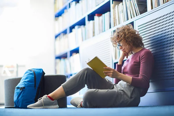Έξυπνη Γυναίκα Φοιτητής Βαρετό Διάβασμα Βιβλίο Στο Πάτωμα Στη Βιβλιοθήκη — Φωτογραφία Αρχείου