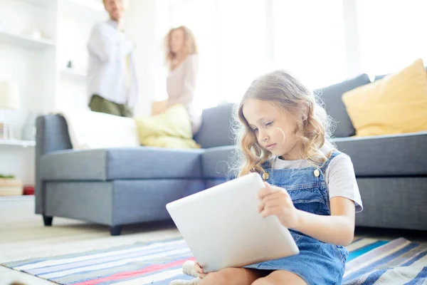 Kleines Mädchen Mit Touchpad Sitzt Auf Dem Boden Des Wohnzimmers — Stockfoto