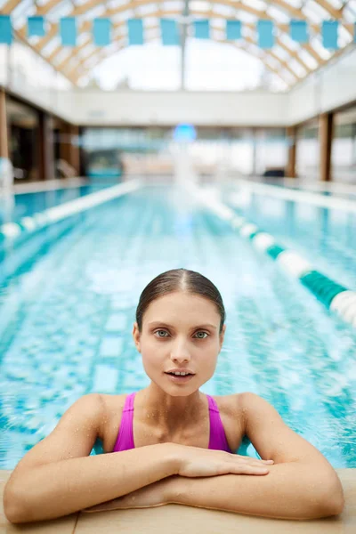 Jonge Gezonde Vrouw Zwembroek Kijken Uit Het Zwembad Terwijl Ontspant — Stockfoto