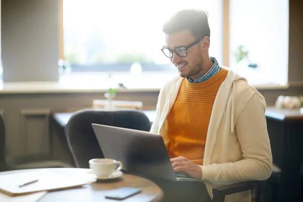 Lycklig Ung Bloggare Med Laptop Sitter Café Och Surfar Nätet — Stockfoto