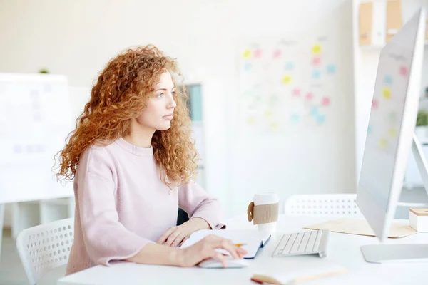 Concepteur Féminin Aux Cheveux Bouclés Sérieux Confiant Pull Décontracté Assis — Photo