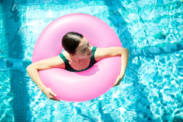 수영장의 물에서 시간을 보내는 여자의 — 스톡 사진