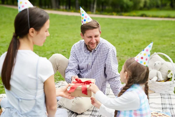 Padres Jóvenes Felices Haciendo Regalo Cumpleaños Para Hija Pequeña Picnic — Foto de Stock