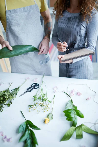 Dois Floristas Jovens Discutindo Flores Plantas Verdes Fazer Composição Floral — Fotografia de Stock