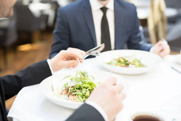 Ruce Obchodníka Přes Talíř Zeleninovým Salátem Při Obědě Partnerem Restauraci — Stock fotografie