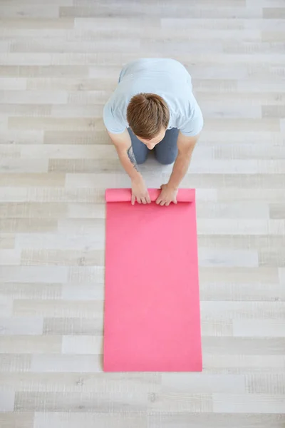 Joven Deportista Plegable Alfombra Rosa Después Ejercicios Yoga Suelo — Foto de Stock