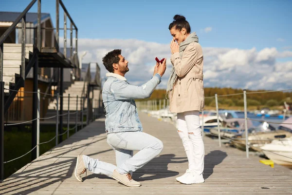 Serio Joven Guapo Enamorado Pie Sobre Una Rodilla Sosteniendo Caja — Foto de Stock